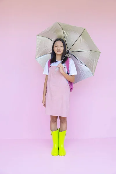 Šťastná Mladá Dívka Zeleným Deštníkem Zelená Bota Růžovém Pozadí — Stock fotografie