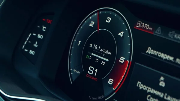 Tachometer pada dashboard mobil close-up — Stok Foto