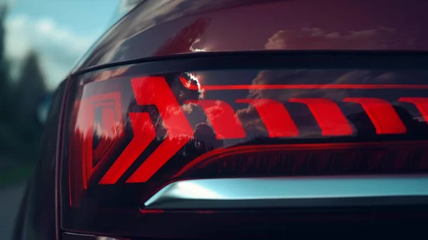 Красная фара автомобиля вид снаружи крупным планом — стоковое фото