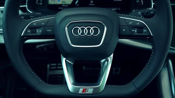 20 Desember 2020-Amerika Serikat: Roda kemudi mobil Audi close-up — Stok Foto