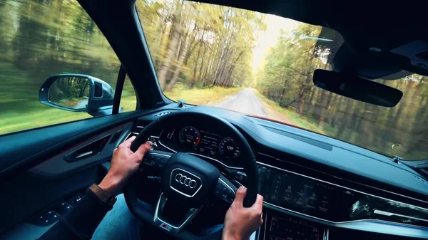 20 Aralık 2020 'de Audi arabası kullanan bir adam.