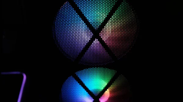 Arka plan ışıklandırmalı bilgisayarda soğutucular