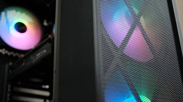 Chladiče v počítači s podsvíceným detailem — Stock fotografie