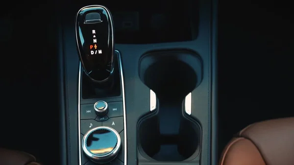 Tuas transmisi otomatis dalam close-up mobil — Stok Foto