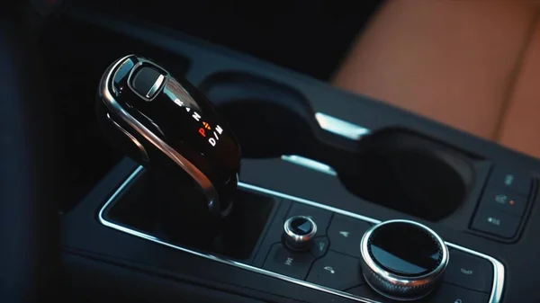 Tuas transmisi otomatis dalam close-up mobil — Stok Foto