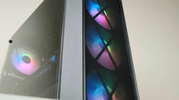 Arka plan ışıklandırmalı bilgisayarda soğutucular