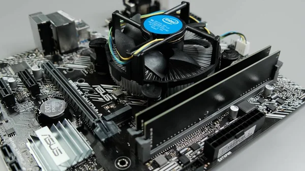 Aralık 2020-ABD: ASUS ana kartı güncelleme sırasında masada yatıyor