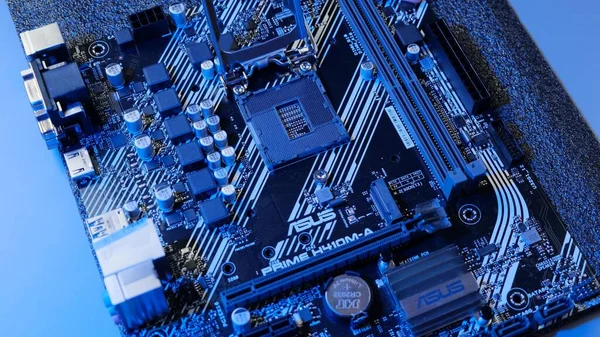December 2020-United States: the ASUS motherboard lies on the table during the upgrade — Stock Photo, Image
