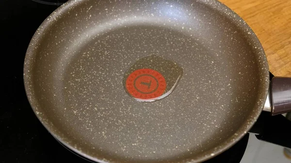 Yağlı bir kızartma tavasına yakın çekim