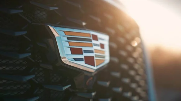 Декабрь 2020: Значок Cadillac на радиаторной решетке — стоковое фото