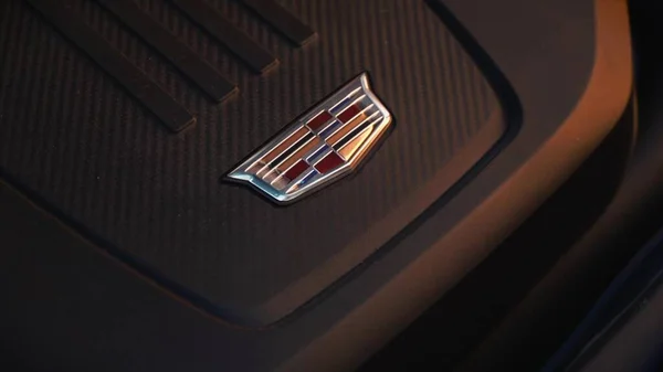 Декабрь 2020: Значок Cadillac на пластиковой защите двигателя — стоковое фото
