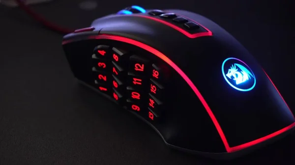 Aralık 2020: Kırmızı ejderha oyun faresi karanlık bir odada ışıklandırmalı