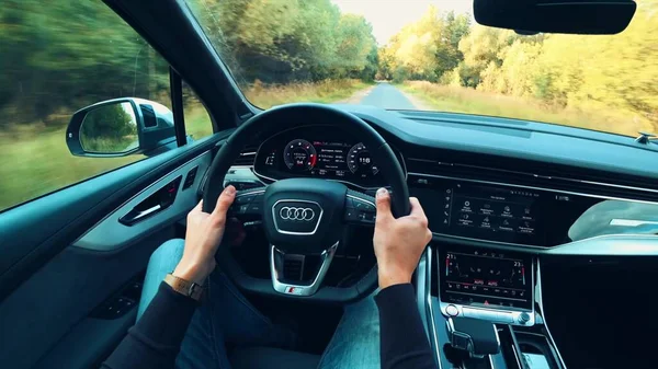 Diciembre 20, 2020-una persona conduciendo un coche Audi —  Fotos de Stock