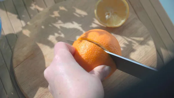 テーブルの上にオレンジのボウルの終わり — ストック写真