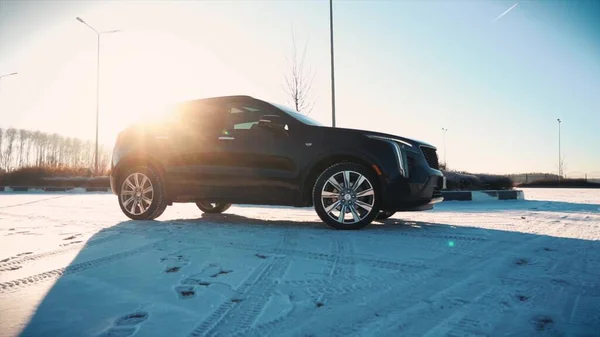 Aralık 2020: Karda Cadillac markası dışında araba