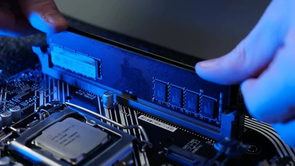 Sihirbaz ana karta RAM yerleştirir — Stok fotoğraf