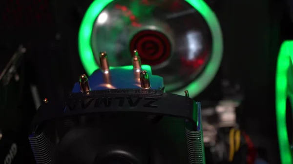 Arka plan ışıklandırmalı bilgisayarda soğutucular