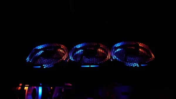 Arka plan ışıklandırmalı bilgisayarda soğutucular