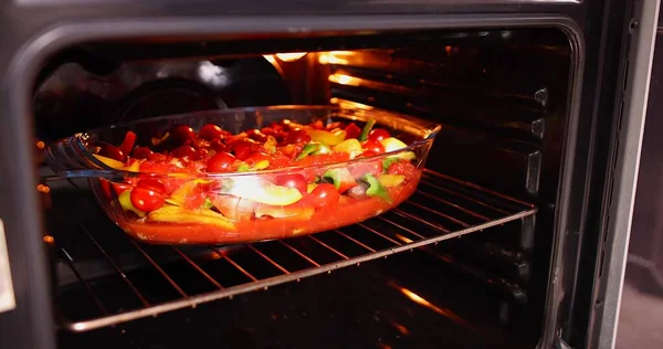 Ocağın tepesindeki fırında yemek arabanın içinde duruyor.