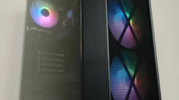 Ψύκτες σε έναν υπολογιστή με backlight close-up — Φωτογραφία Αρχείου