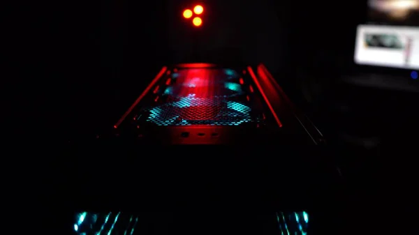 Arka plan ışıklandırmalı bilgisayarda soğutucular