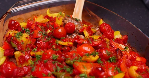 Yemek dolu bir tava.