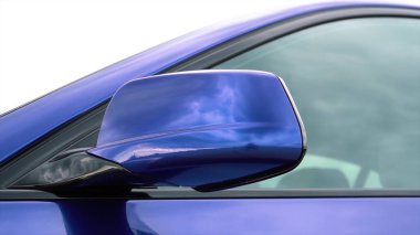 Bir arabanın yan aynası.