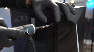 Makinede bir kişi var.