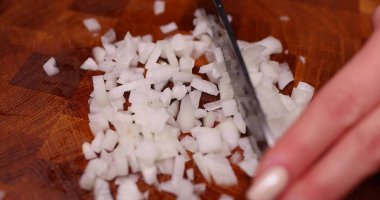 Sosisli sandviç tutan bir el.