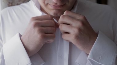 Boyunbağı takan bir adam.