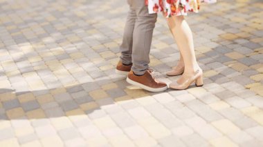 Kaldırımda yürüyen biri.