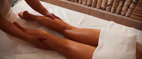 Masaj yapan genç kadınlar