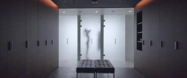 Duştaki genç bir kadının silueti.