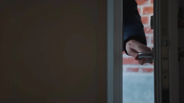 Elinde tabela tutan birinin yakın çekimi.