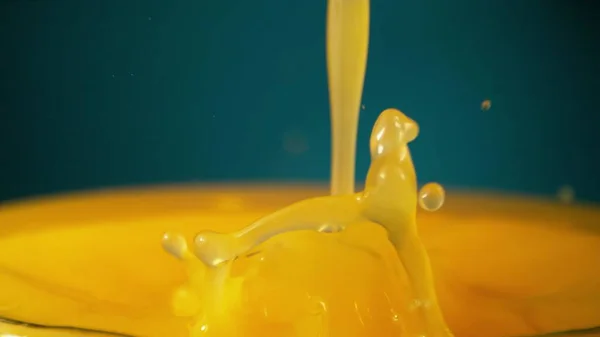 Dondurucu hareketler portakal suyu akışını yakın çekim ile durdurur.