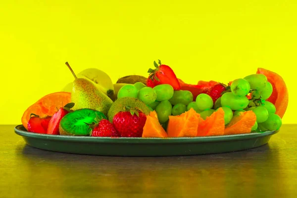 Un bol d'oranges sur une table — Photo