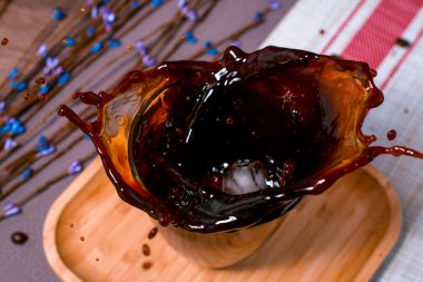 Tahta bir masanın üstünde oturan bir parça kek.