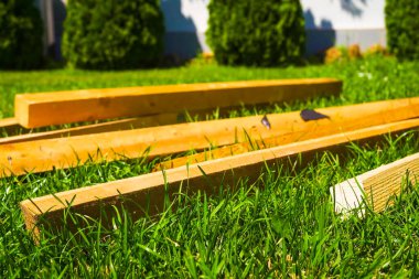 Çimenlerde oturan ahşap bir bank