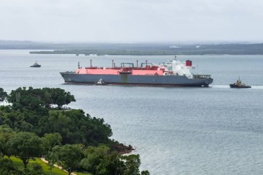 Bir su kütlesindeki büyük bir gemi.