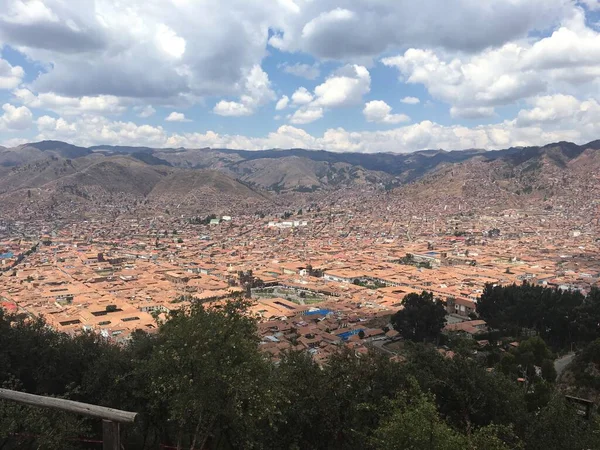 Arkasında dağ olan bir kanyon.