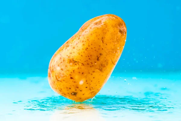 Mavi üzerine taze patates.