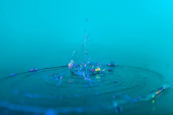 Gök mavisi arkaplanda su sıçraması