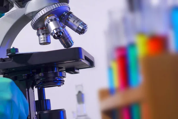 Metal lenslerle laboratuvardaki mikroskop görüntüsünü kapat