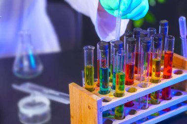 Sıvı ve çeşitli kimyasallarla laboratuvar test tüpleri