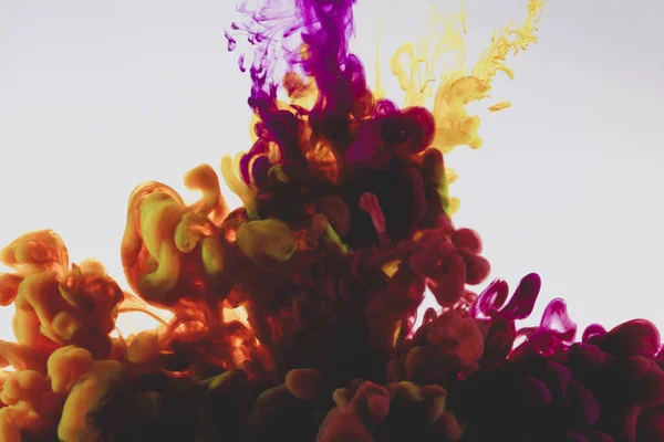 Mumlu bir doğum günü pastası.