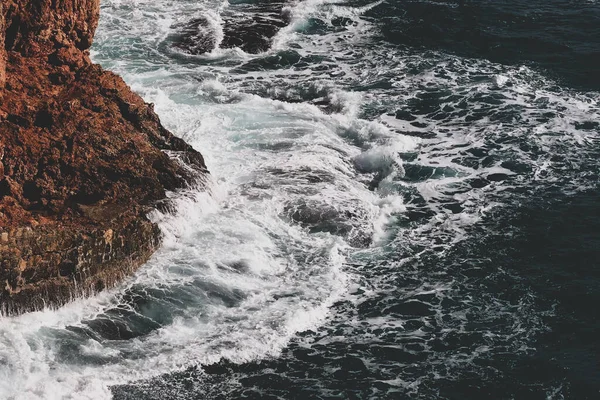 Bir su kütlesinin üzerinde büyük bir şelale.