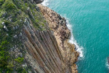 Okyanusa yakın bir kayanın yakınında.