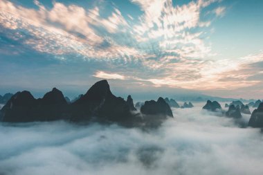 Gökyüzündeki bulutların yakın çekimi