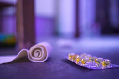 Mavi bir masanın yakın çekimi.