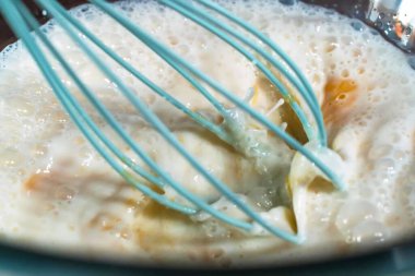 Çatallı bir tabak yemek.